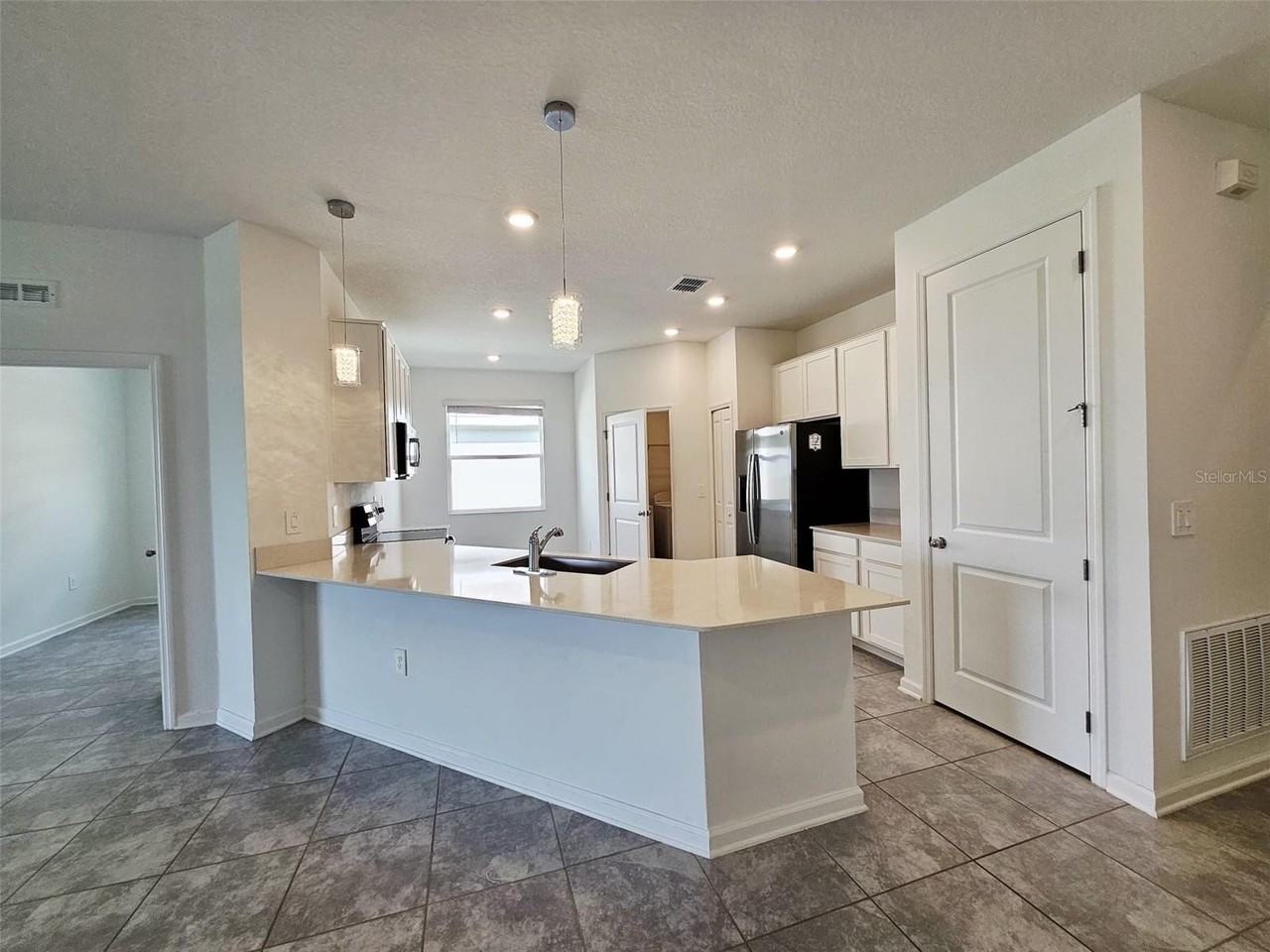 652 Daring Dr - Photo 3 of 29