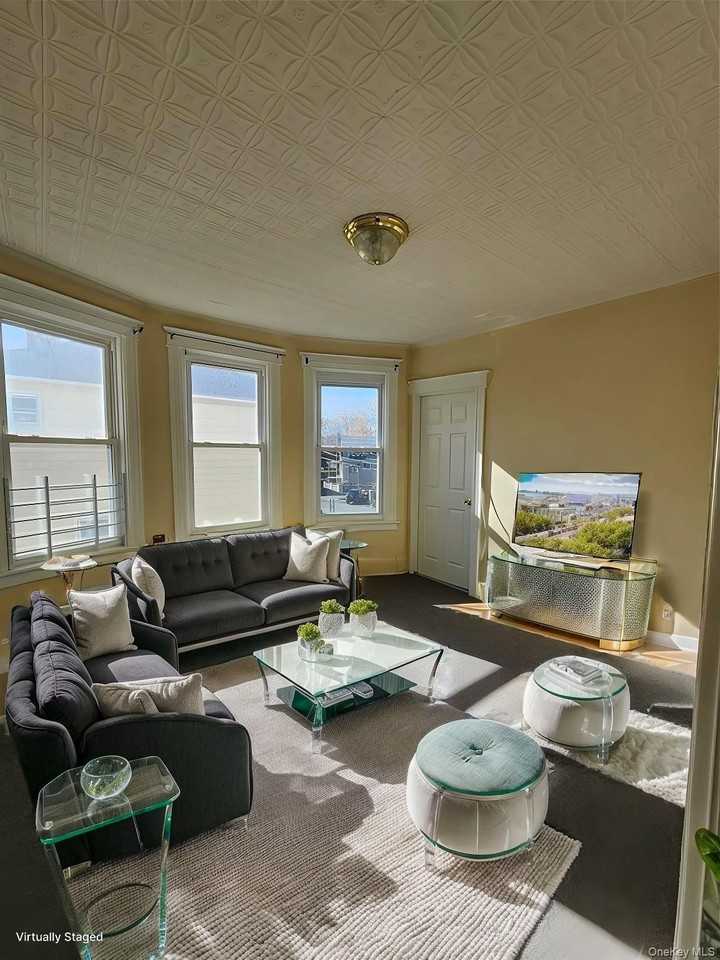 184 Trenchard St - Photo 4 of 11