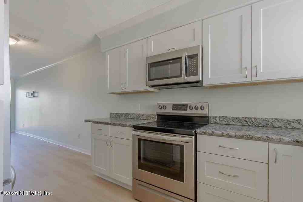 360 14th Ave S #E - Photo 3 of 24