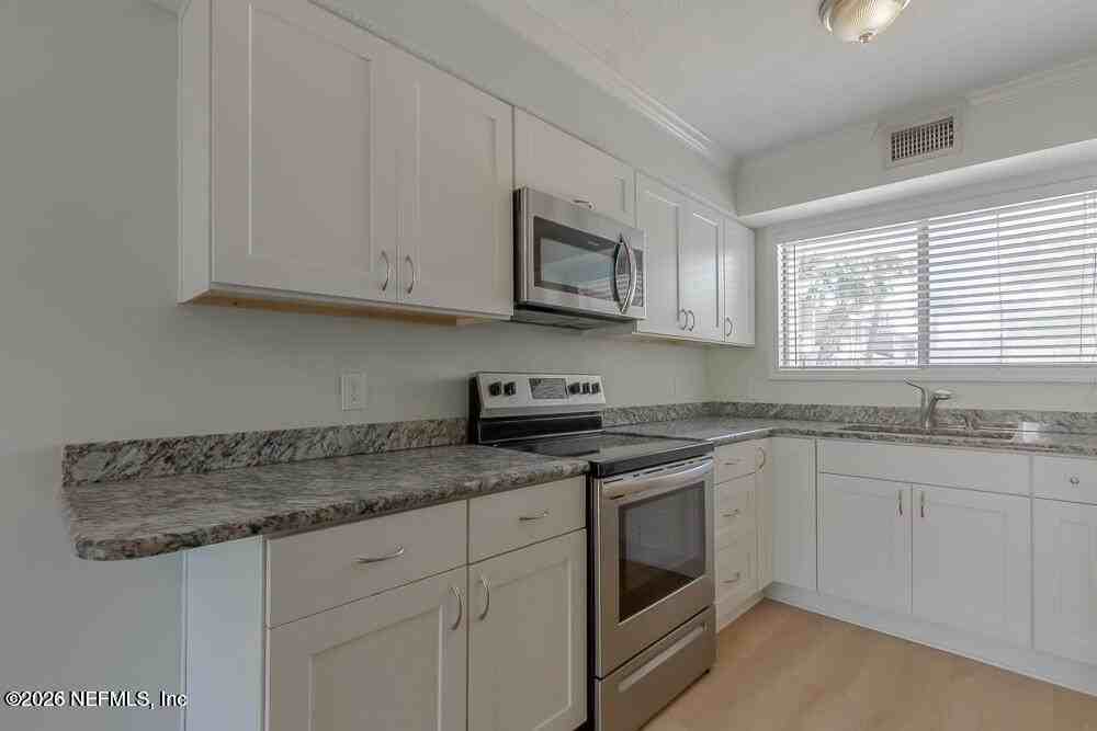 360 14th Ave S #E - Photo 4 of 24