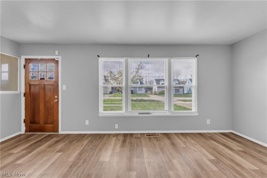 17401 Wayne Dr - Photo 3 of 24