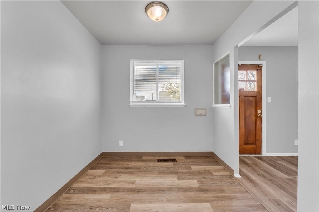 17401 Wayne Dr - Photo 4 of 24