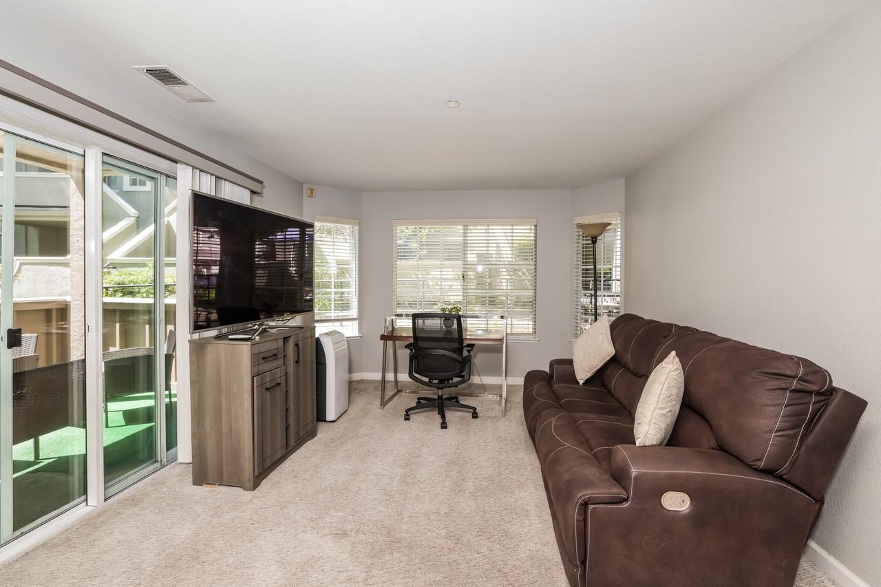 43 Crystal Gate Ct #43 - Photo 5 of 17