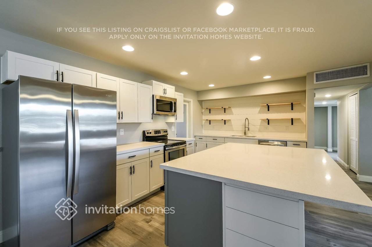 3136 W Cactus Rd - Photo 4 of 15