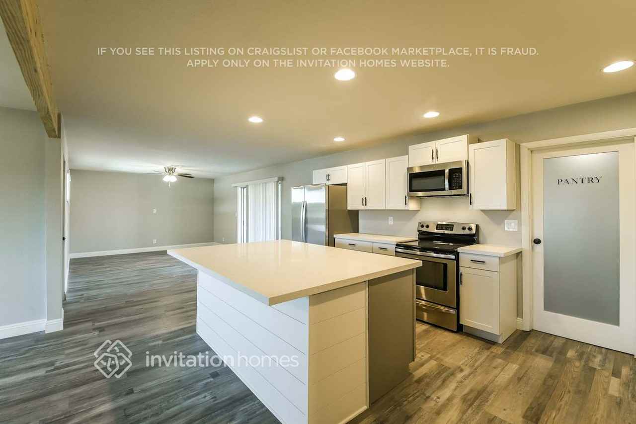 3136 W Cactus Rd - Photo 5 of 15