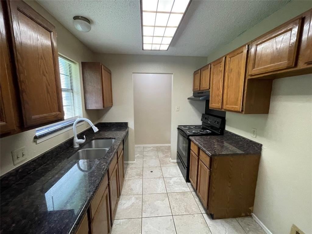 821 Loganwood Dr - Photo 3 of 14