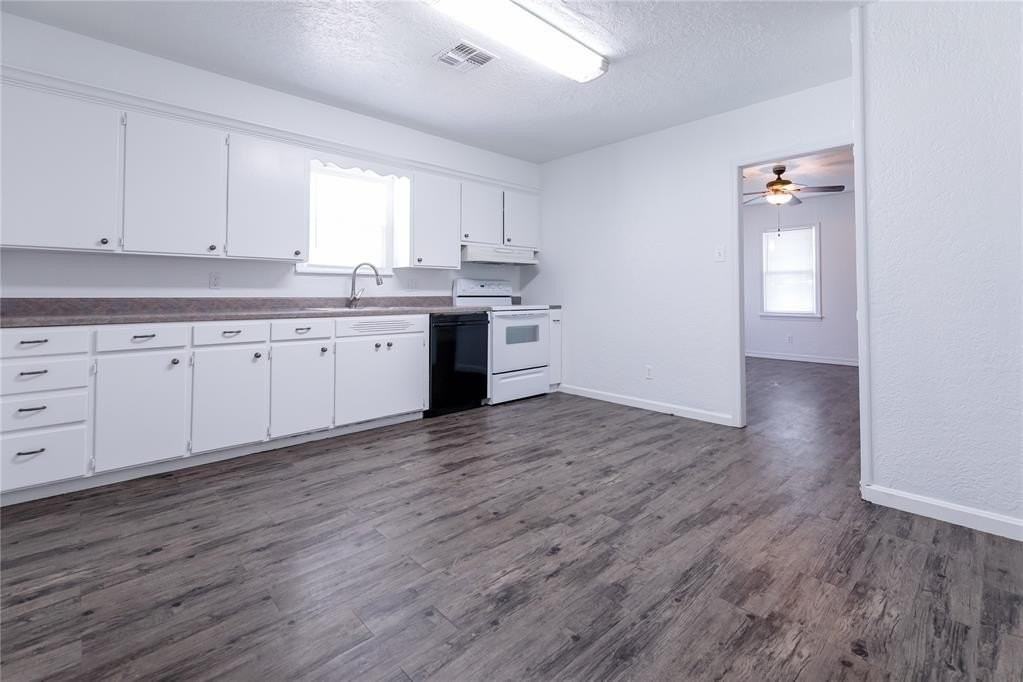 324 S Lester St - Photo 3 of 11