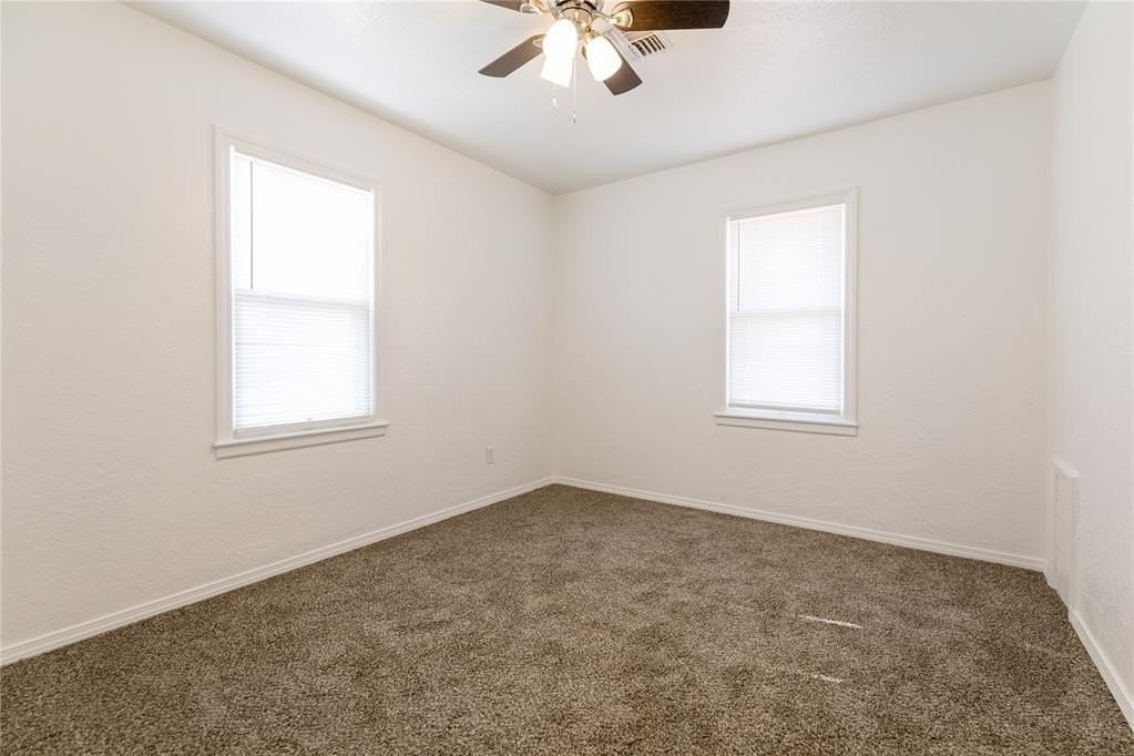 324 S Lester St - Photo 4 of 11