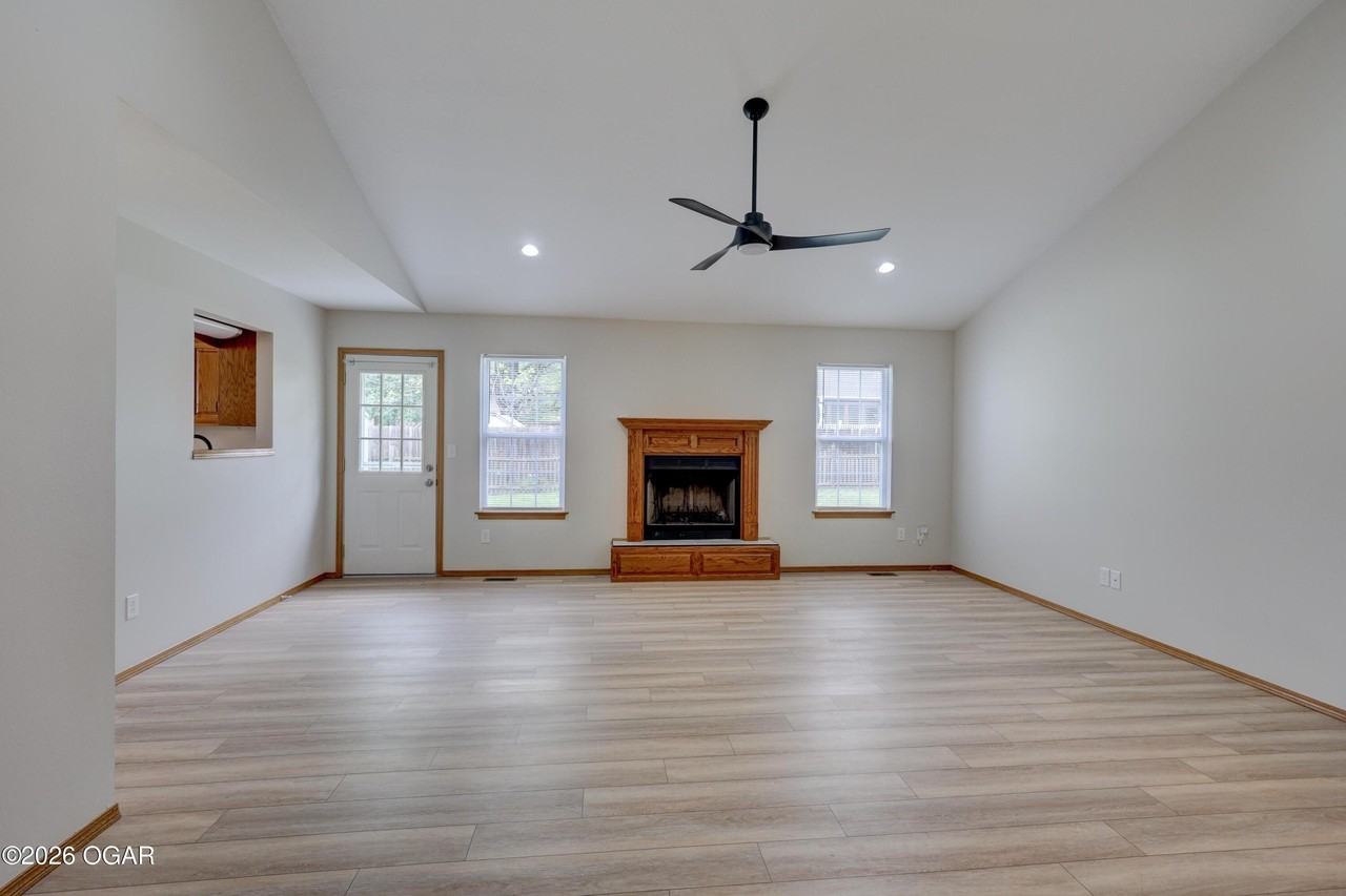 1309 Skyline Dr - Photo 7 of 38