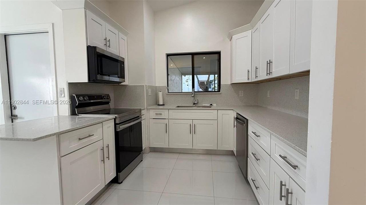 17010 Sw 93rd Ave #O - Photo 6 of 7