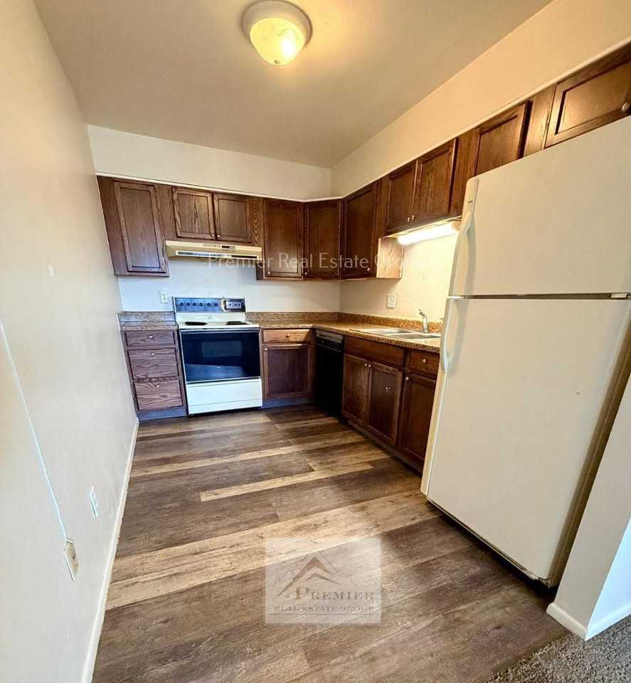 1466 Hathaway Dr #F - Photo 4 of 10