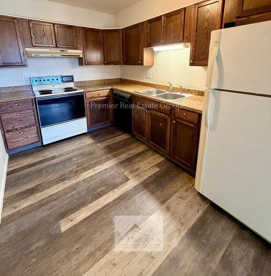 1466 Hathaway Dr #F - Photo 5 of 10