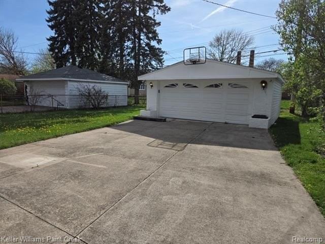 29607 Howard Ave - Photo 3 of 33