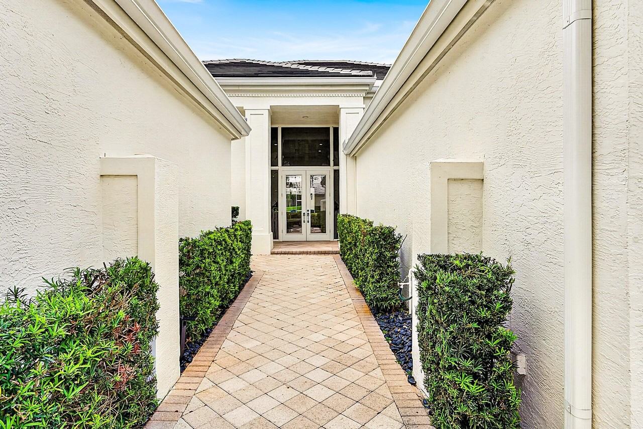 1128 Crystal Dr - Photo 3 of 47