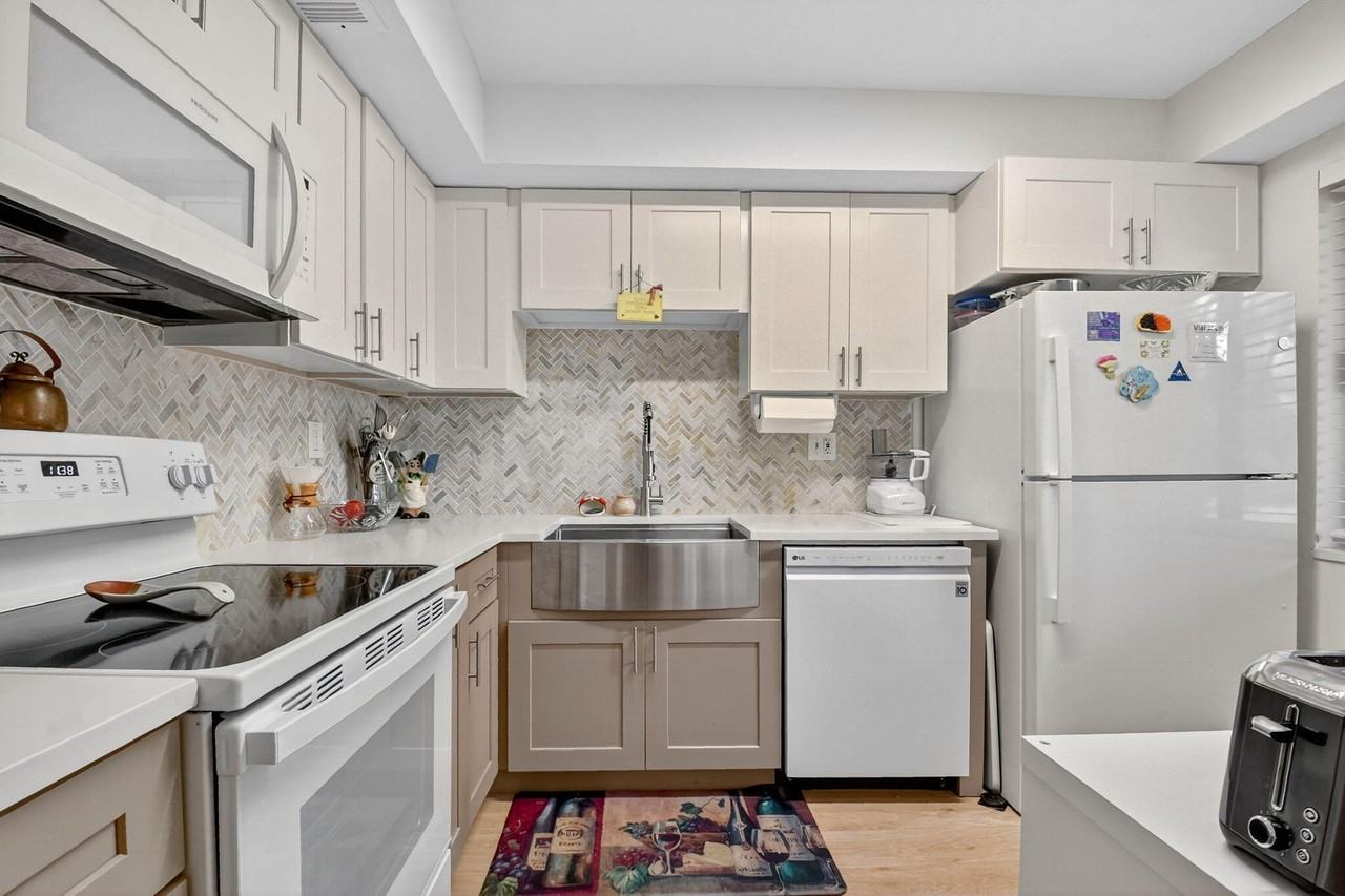 3050 Presidential Way #106 - Photo 5 of 41