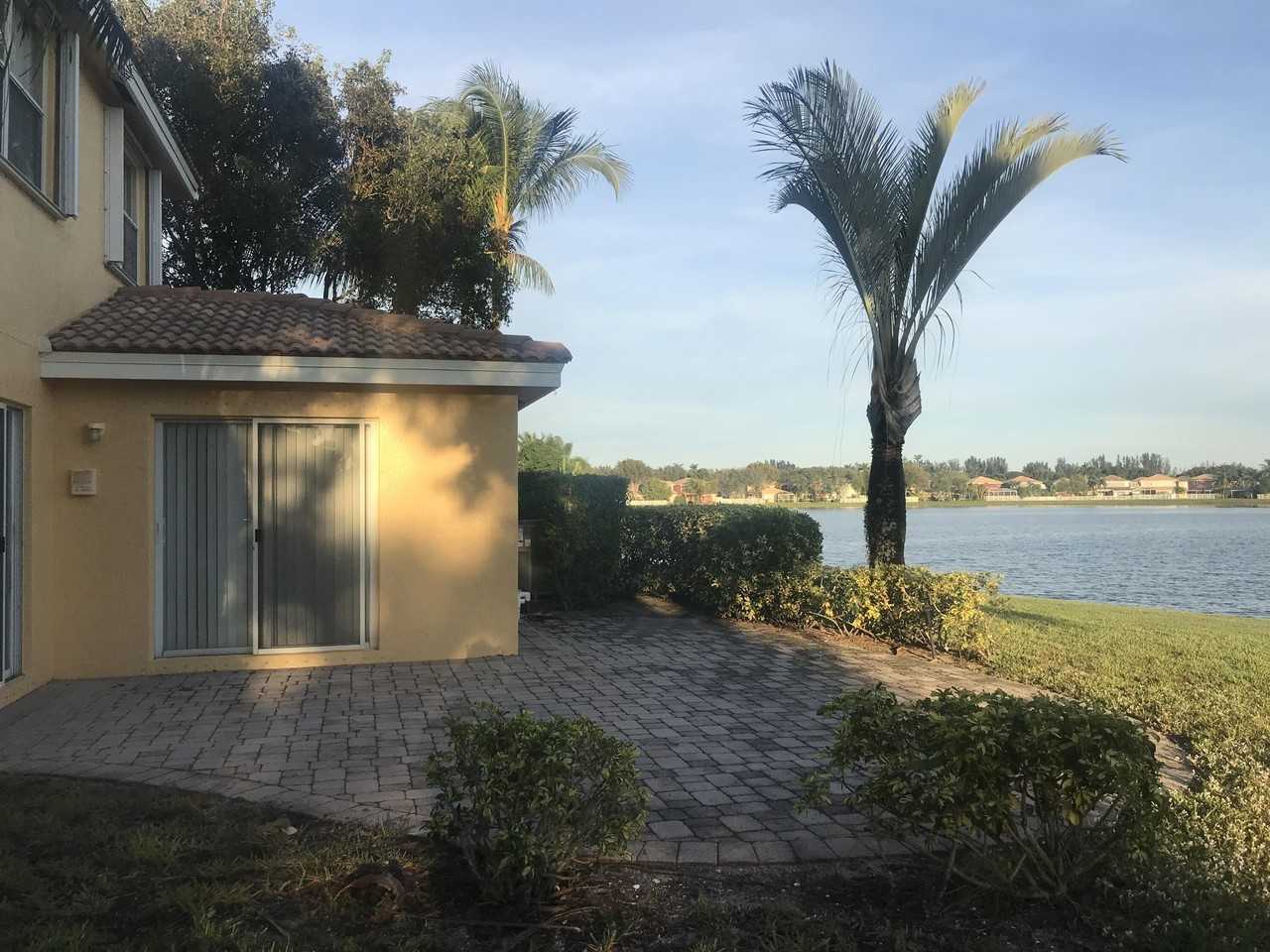 3472 Commodore Ct - Photo 4 of 50