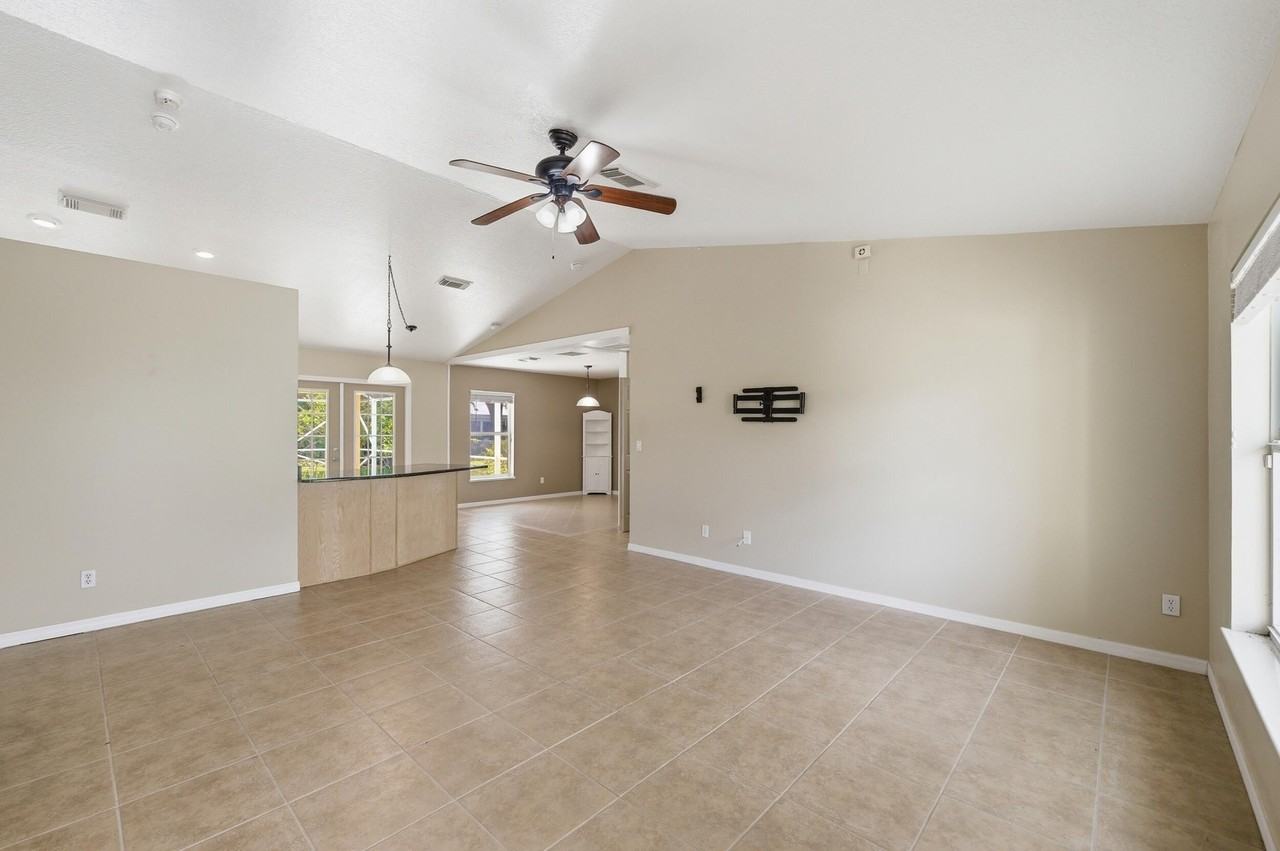 1707 Se Manth Ln - Photo 4 of 43