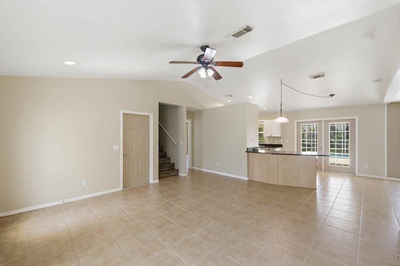 1707 Se Manth Ln - Photo 5 of 43