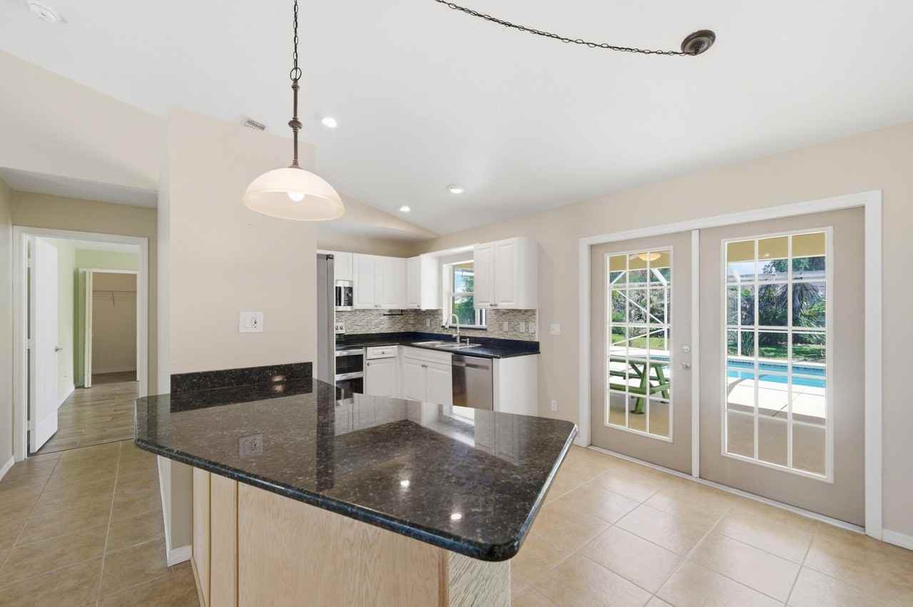 1707 Se Manth Ln - Photo 4 of 43