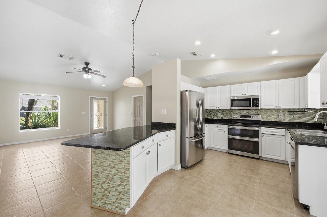 1707 Se Manth Ln - Photo 5 of 43