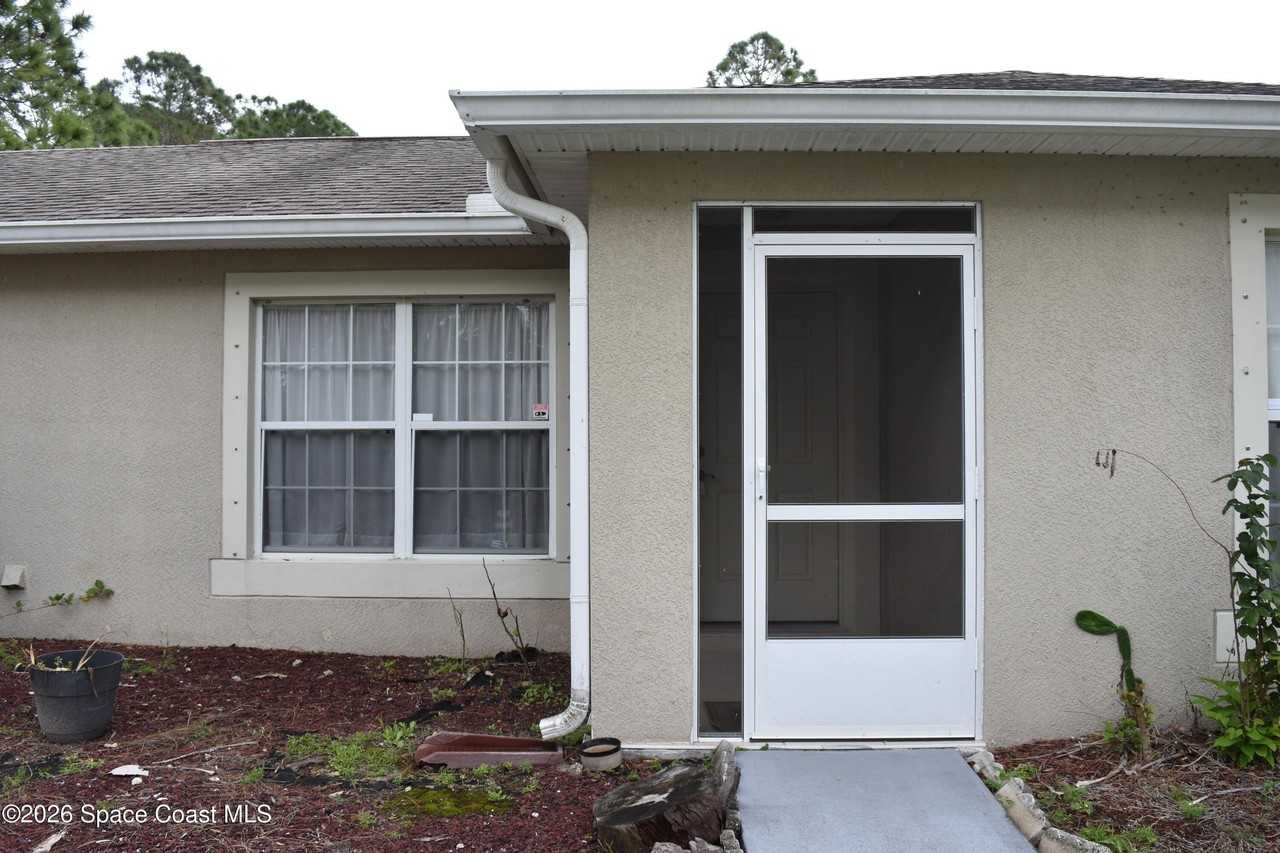 2749 Freehold Ave Se - Photo 2 of 33