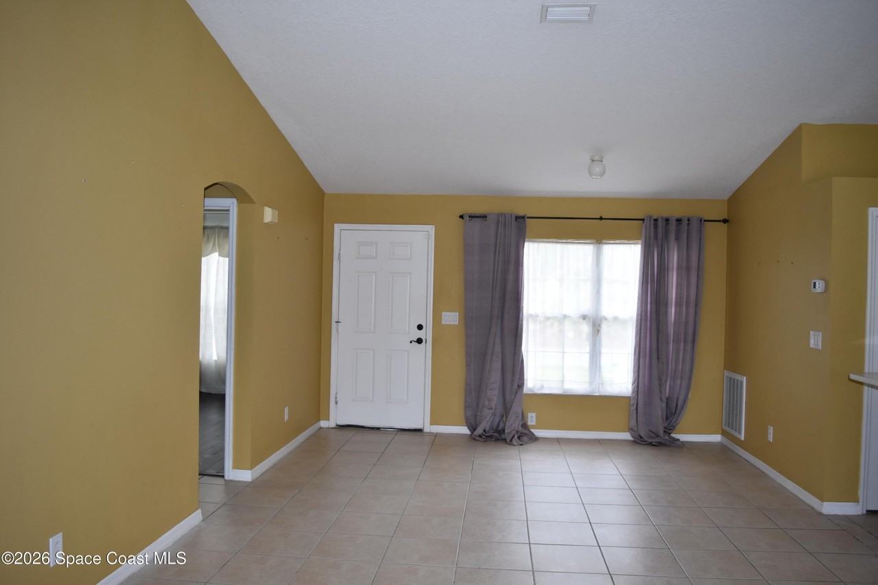 2749 Freehold Ave Se - Photo 5 of 33