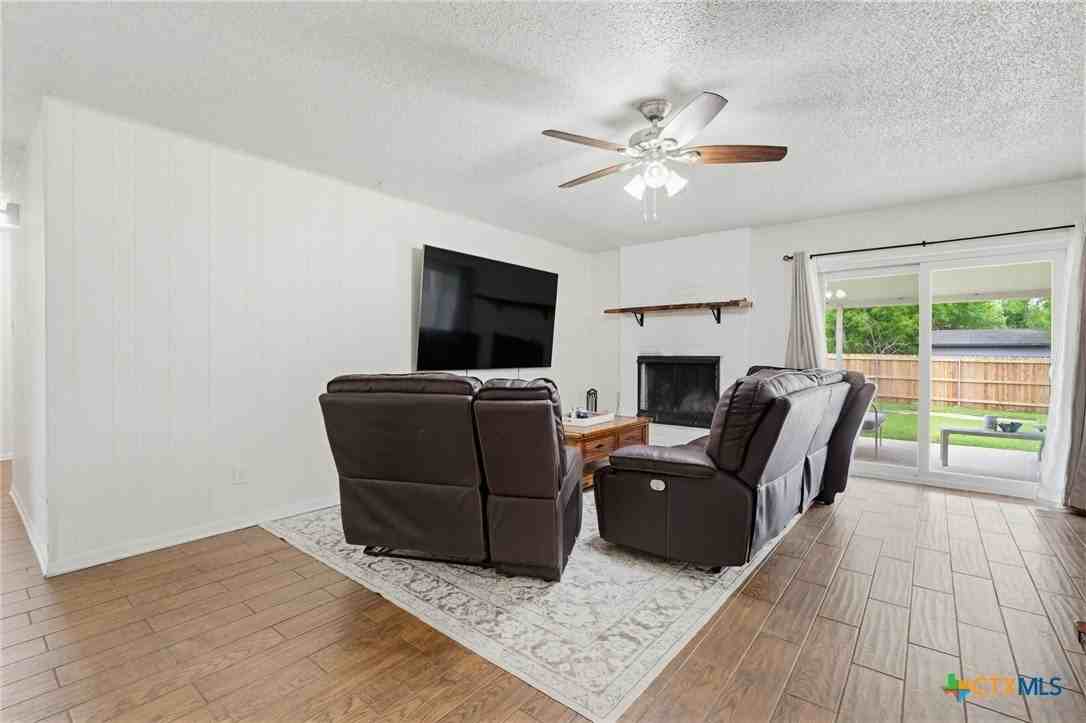 902 Lynn Ln - Photo 2 of 15