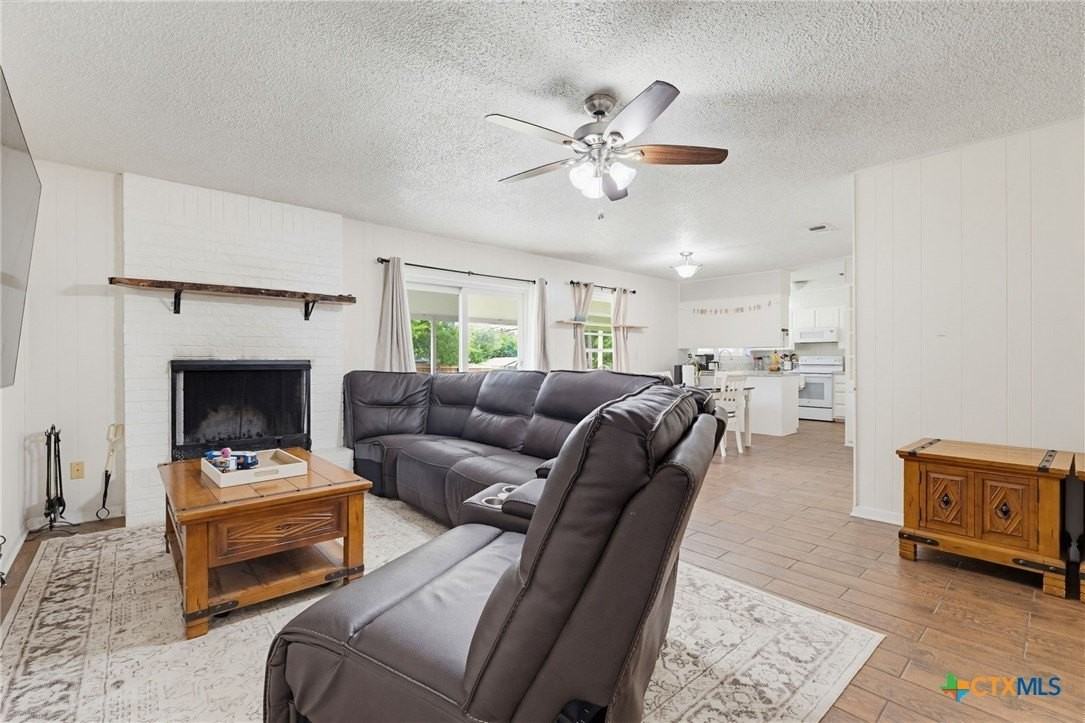 902 Lynn Ln - Photo 3 of 15