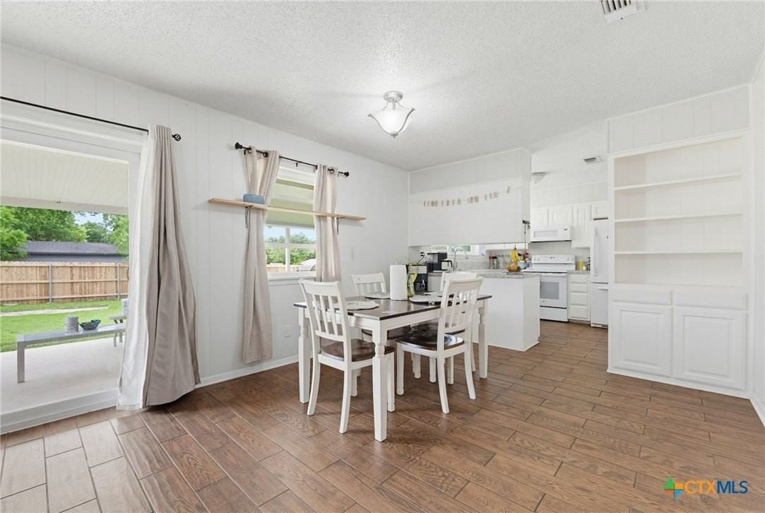 902 Lynn Ln - Photo 4 of 15