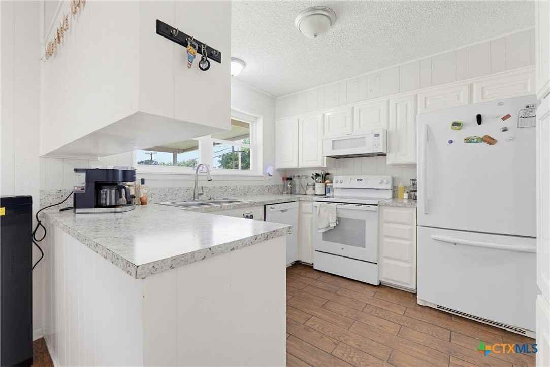 902 Lynn Ln - Photo 5 of 15