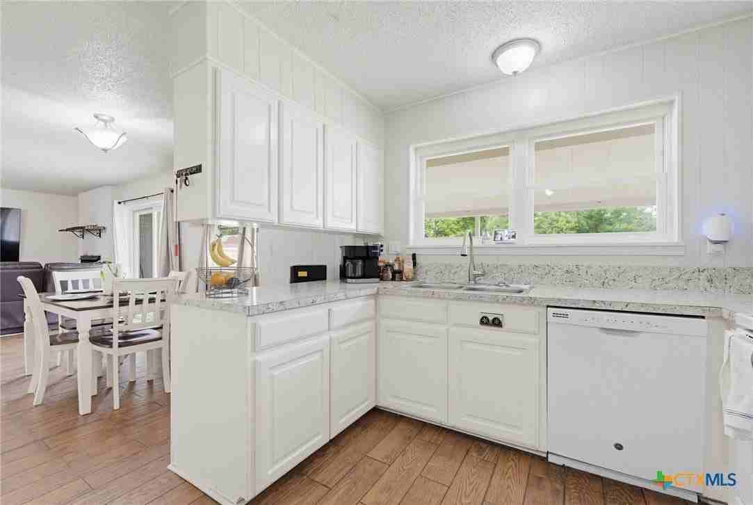 902 Lynn Ln - Photo 6 of 15