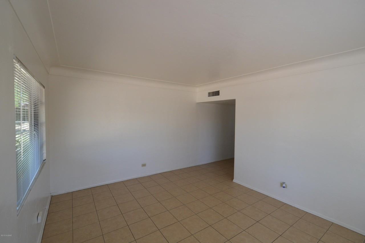 1150 N Santa Rosa Ave - Photo 3 of 8