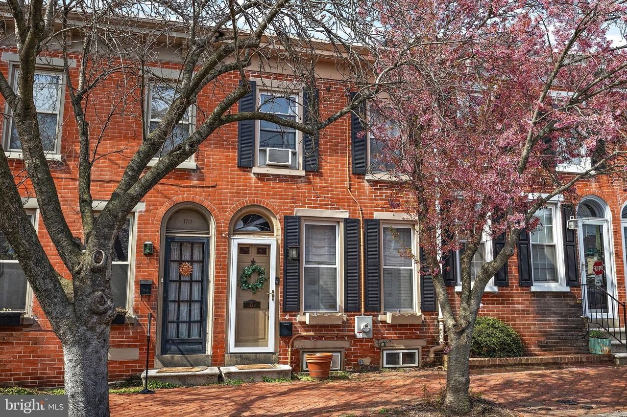 1719 N Scott St - Photo 2 of 3