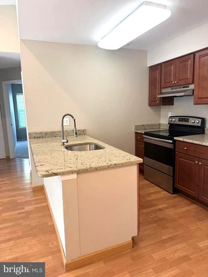 258 Barclay Ct - Photo 3 of 18