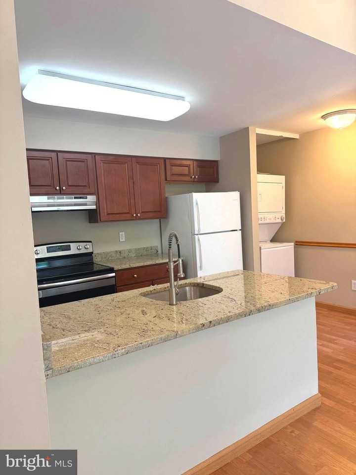 258 Barclay Ct - Photo 4 of 18