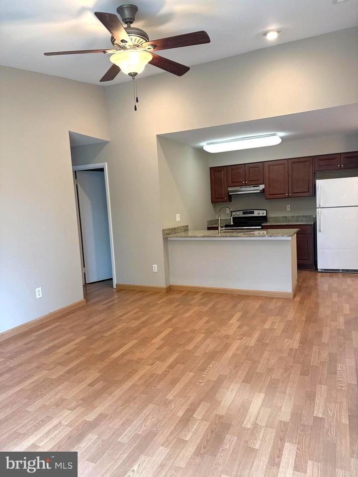 258 Barclay Ct - Photo 6 of 18