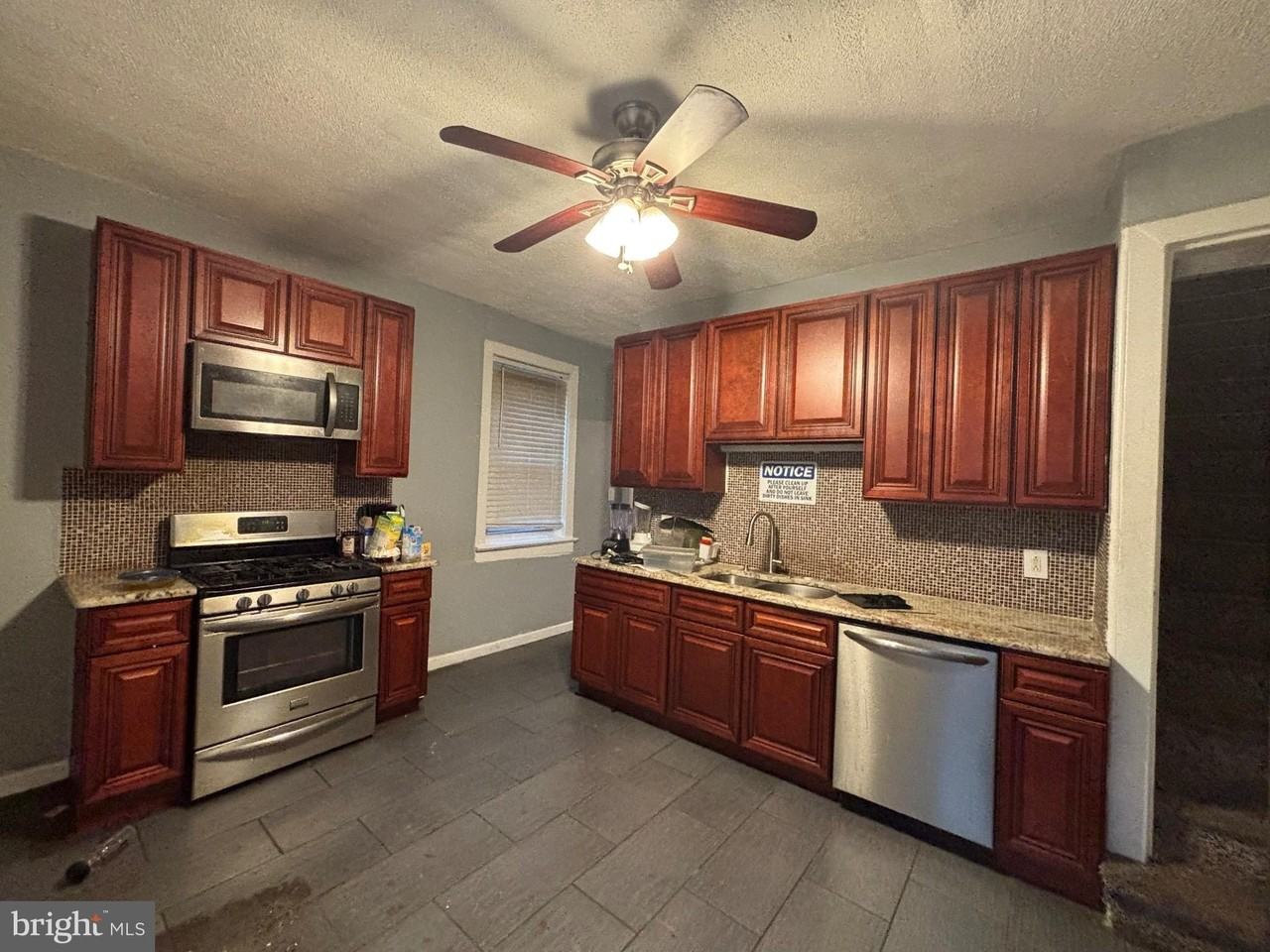 649 W State St - Photo 2 of 15