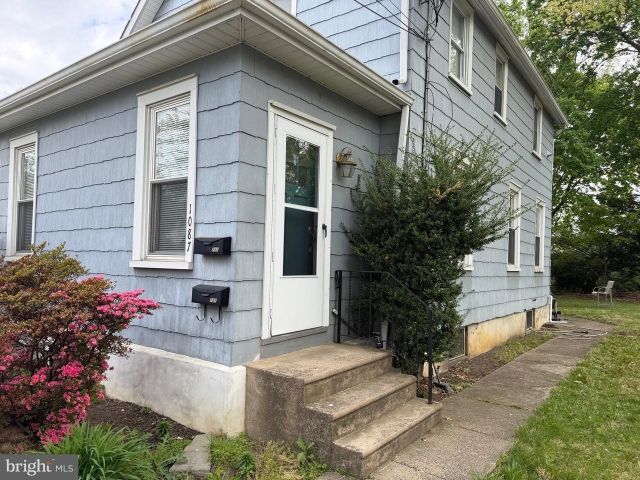 1087 Buttonwood Ave - Photo 2 of 16