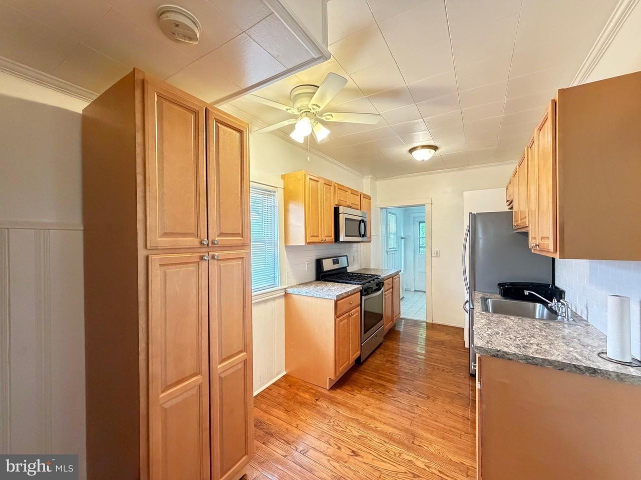 1087 Buttonwood Ave - Photo 6 of 16