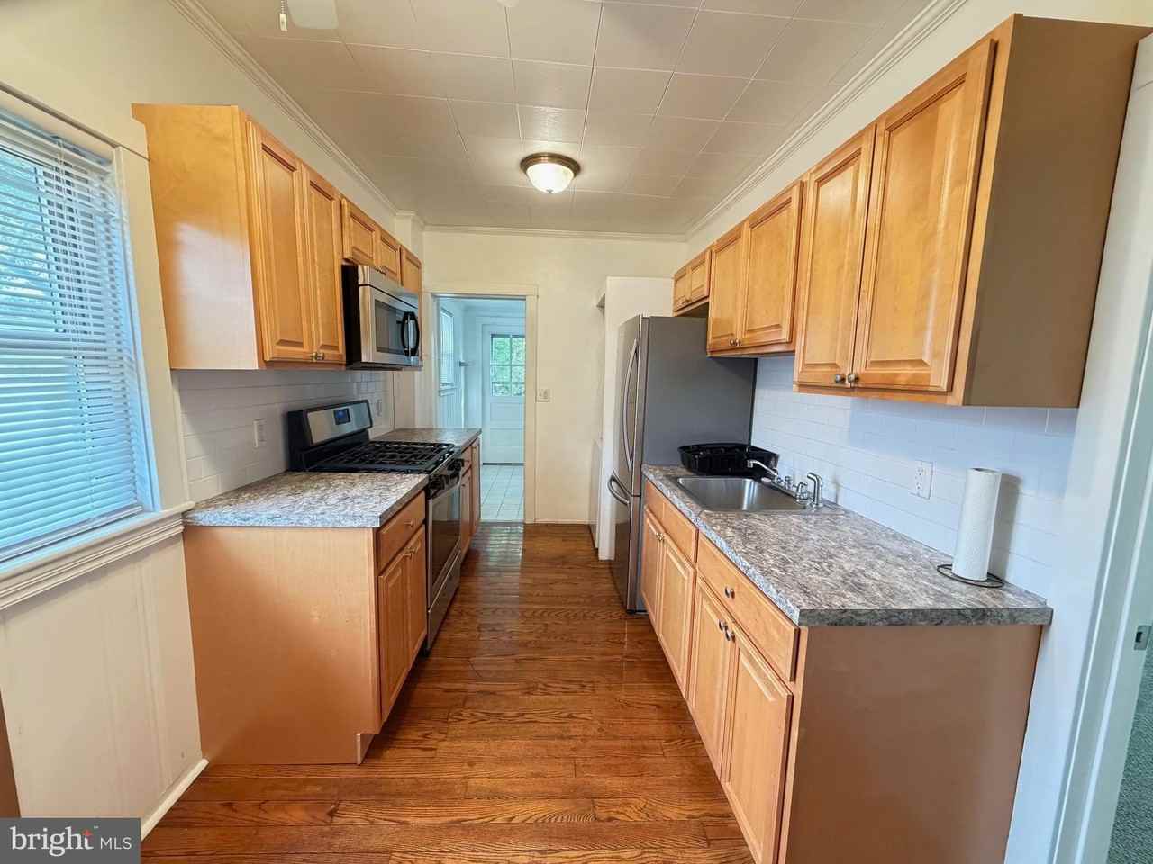 1087 Buttonwood Ave - Photo 7 of 16