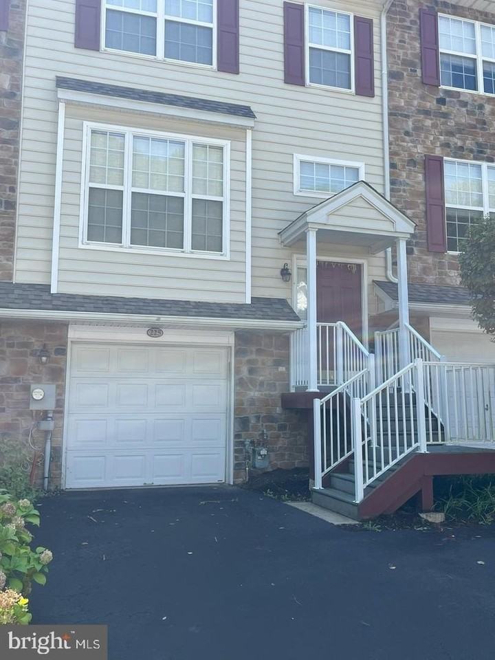 225 Yorktown Ct - Photo 2 of 43