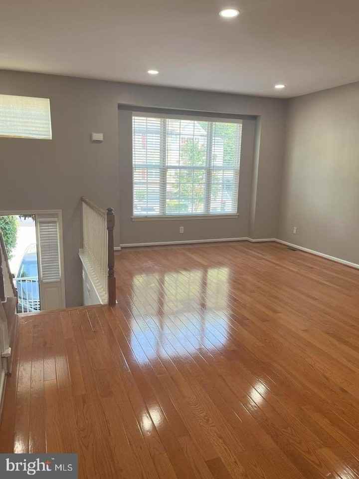 225 Yorktown Ct - Photo 3 of 43