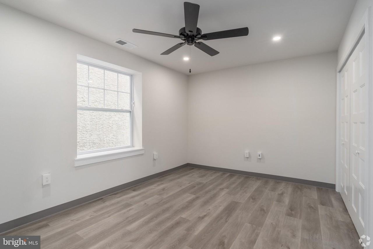 224 Hall St #14 - Photo 7 of 13