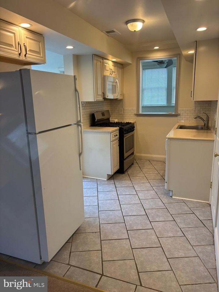 221 Summit Ave - Photo 3 of 15