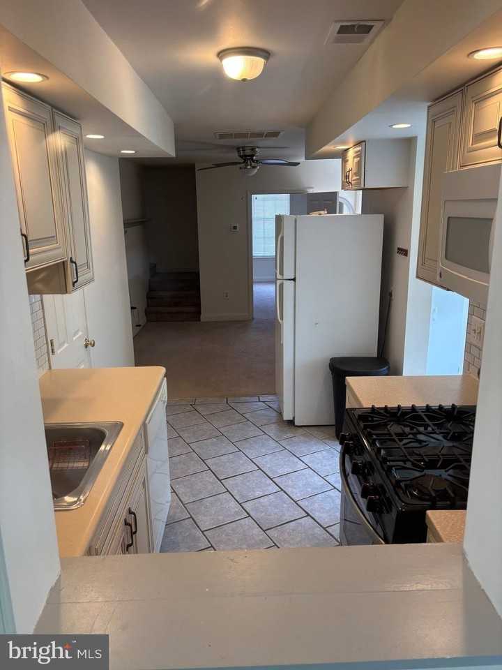 221 Summit Ave - Photo 5 of 15