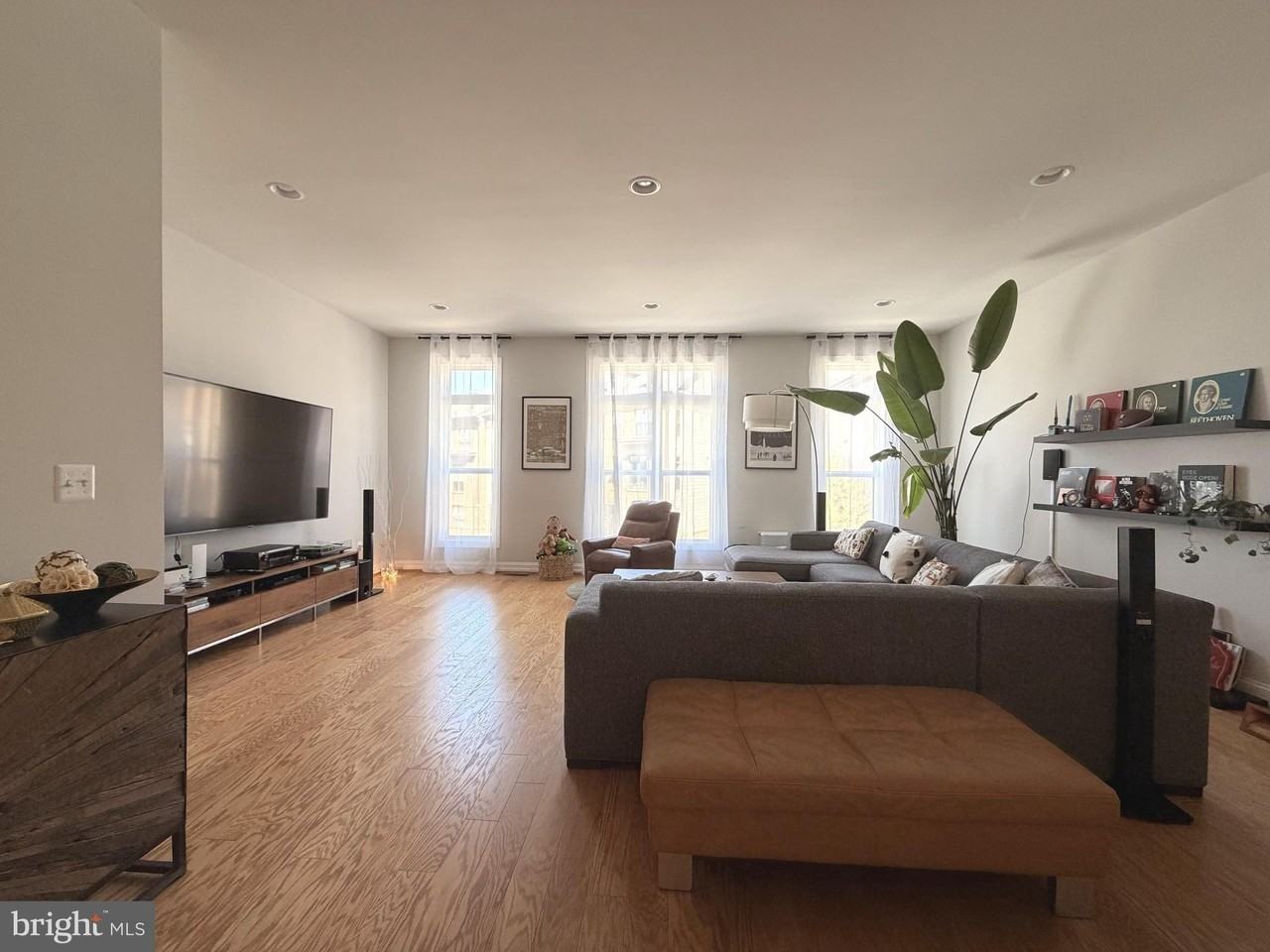 12305 W Oaks Dr - Photo 3 of 23