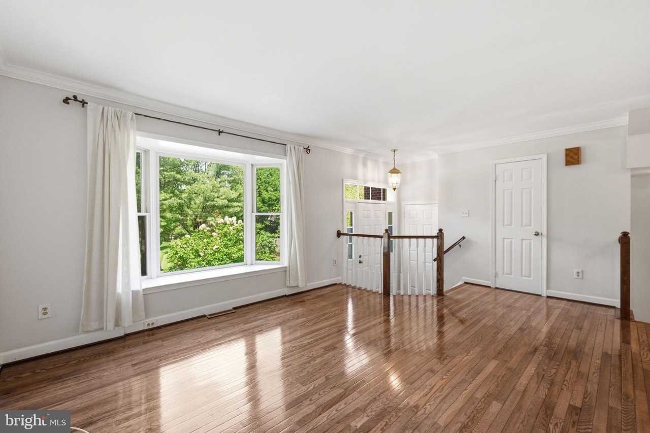 2009 Gervais Dr - Photo 2 of 19