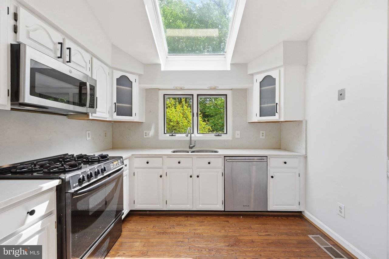 2009 Gervais Dr - Photo 3 of 19