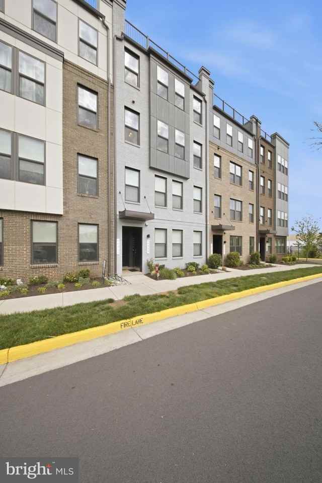 20354 Newfoundland Sq - Photo 2 of 25