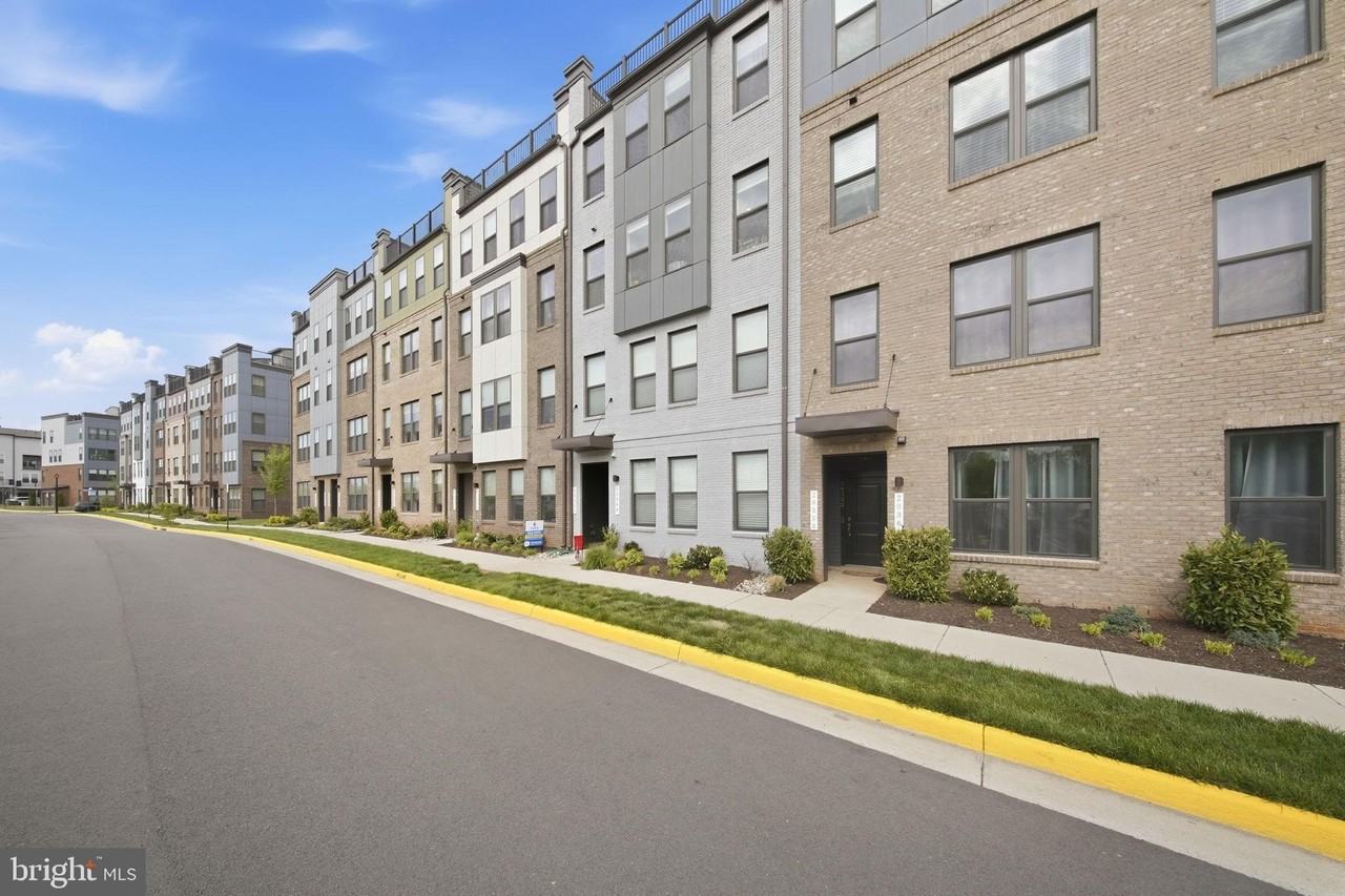 20354 Newfoundland Sq - Photo 3 of 25